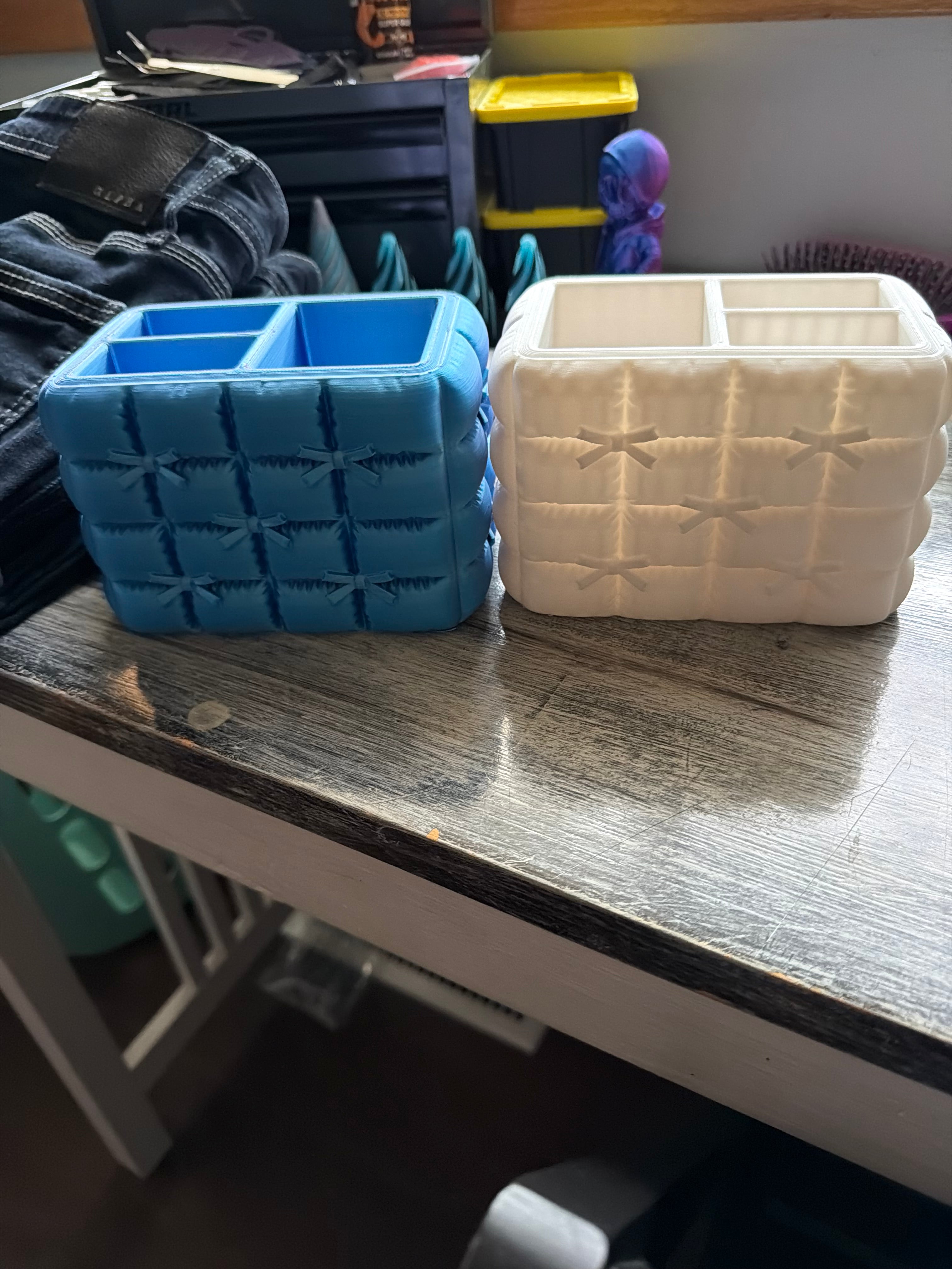 Quilted makeup brush holder